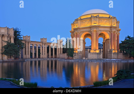 Palace of Fine Arts et Exploratorium au crépuscule, San Francisco, California USA Banque D'Images