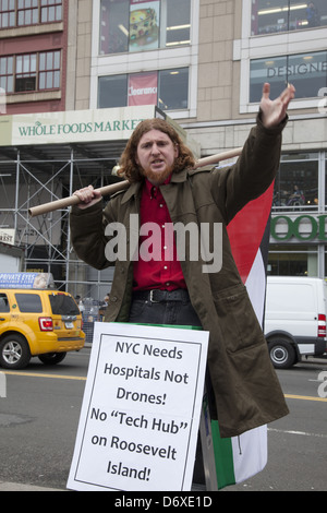 Rassemblement anti-guerre et drone & mars à Union Square à New York. Banque D'Images