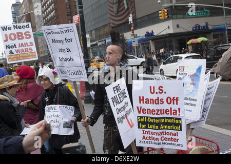 Rassemblement anti-guerre et drone & mars à Union Square à New York. Banque D'Images