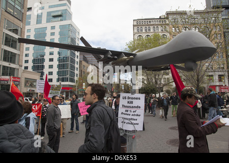 Rassemblement anti-guerre et drone & mars à Union Square à New York. Banque D'Images