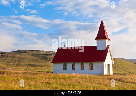 Rural typique église islandaise sous un ciel d'été bleu. Plan horizontal Banque D'Images