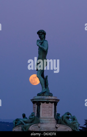 Réplique en bronze du David de Michel-Ange et la lune, Piazzale Michelangelo, Florence, Italie. Banque D'Images