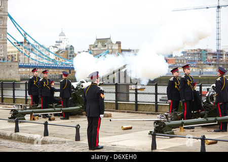 L'Honorable Artillery Company une salve d'incendie à la Tour de Londres pendant les funérailles de Margaret Thatcher Banque D'Images