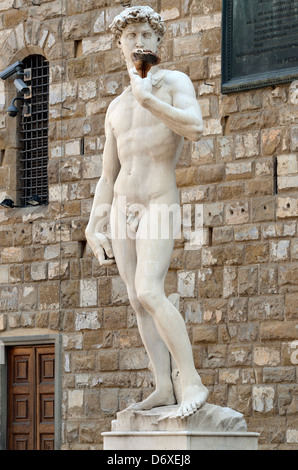 Le David de Michelangelo manger gelato dans la Piazza della Signoria, Florence, Italie. Banque D'Images