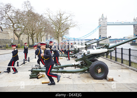 L'Honorable Artillery Company une salve d'incendie à la Tour de Londres pendant les funérailles de Margaret Thatcher Banque D'Images