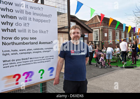 Reading, Berkshire, Royaume-Uni. 24 avril 2013. Chris Bodle, designer urbain avec Sutrans, est impliqué dans le projet en lecture, en cherchant à mettre en œuvre des idées des habitants. Sustrans commencer leurs lieux de poche dans la lecture du projet sur Northumberland Avenue à Whitley. Le projet vise à promouvoir des quartiers plus sûrs, qui peut être partagée par tous les peuples non seulement du trafic motorisé. Credit : Danny Callcut / Alamy Live News Banque D'Images