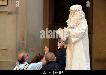 Les personnes qui prennent des photos d'une statue vivante à Florence, Italie. Banque D'Images