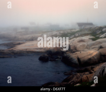 Tôt le matin, le brouillard à Peggy's Cove;célèbre village de pêche dans l'Est du Canada;Nova Scotia, Canada Banque D'Images