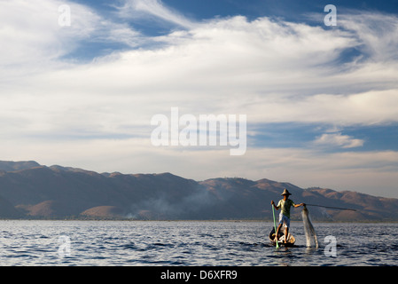 L'aviron et jambe Fisherman casting ses filets sur le lac Inle, Myanmar 10 Banque D'Images