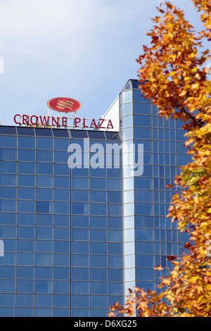 Crowne Plaza Hotel Glasgow à l'automne sur Congress Road, Écosse, Royaume-Uni Banque D'Images