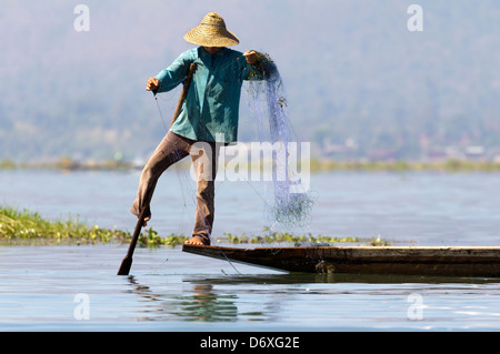 L'aviron et jambe Fisherman casting ses filets sur le lac Inle, Myanmar 8 Banque D'Images