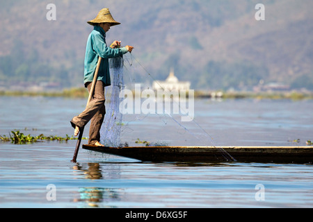 L'aviron et jambe Fisherman casting ses filets sur le lac Inle, Myanmar 6 Banque D'Images