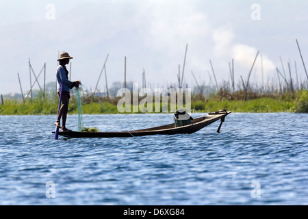 L'aviron et jambe Fisherman casting ses filets sur le lac Inle, Myanmar 4 Banque D'Images