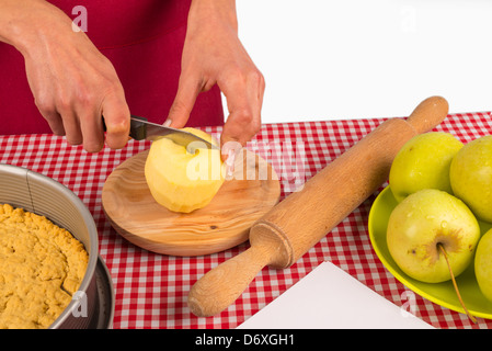 Couper les pommes de préparer un gâteau traditionnel Banque D'Images