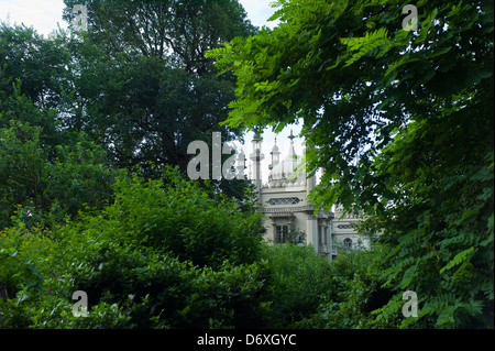 Le pavillon royal de Brighton à travers les arbres, vue exceptionnelle Banque D'Images