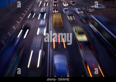 La circulation automobile de nuit. Arrière-plan flou de mouvement. Banque D'Images