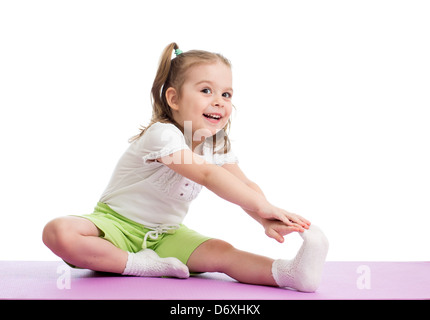 Kid girl doing exercices de fitness Banque D'Images