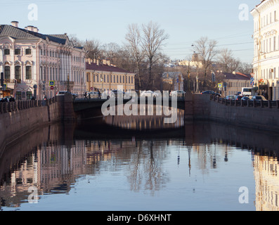 Le pont vert de l'autre côté de la rivière Moïka à Saint-Pétersbourg, en Russie. Banque D'Images