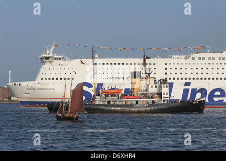 Kiel, Allemagne, le Stena Germanica, le brise-glace Stettin et l'embarcation Clara à la Kiel Week Banque D'Images