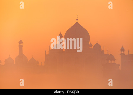 Taj Mahal à la tombée de la skyline (nord) view of Taj Mahal, Agra, Uttar Pradesh, Inde Banque D'Images