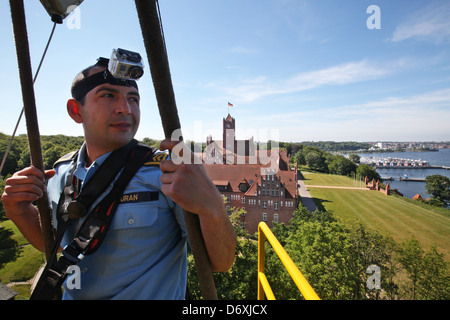 Flensburg, Allemagne, marin avec un casque caméra sur le Uebungsmast la Gorch Fock Banque D'Images