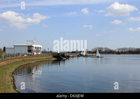 Grange de l'île club de voile du réservoir, West Molesey Surrey, Angleterre, Royaume-Uni Banque D'Images