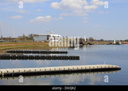 Grange de l'île club de voile du réservoir, West Molesey Surrey, Angleterre, Royaume-Uni Banque D'Images