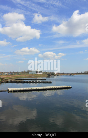 Grange de l'île club de voile du réservoir, West Molesey Surrey, Angleterre, Royaume-Uni Banque D'Images