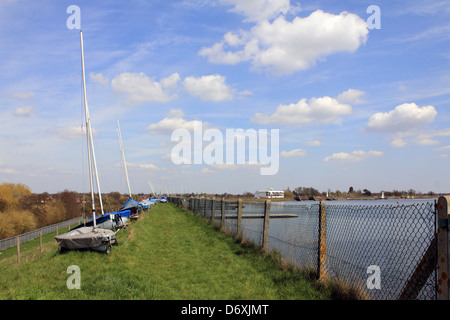 Grange de l'île club de voile du réservoir, West Molesey Surrey, Angleterre, Royaume-Uni Banque D'Images