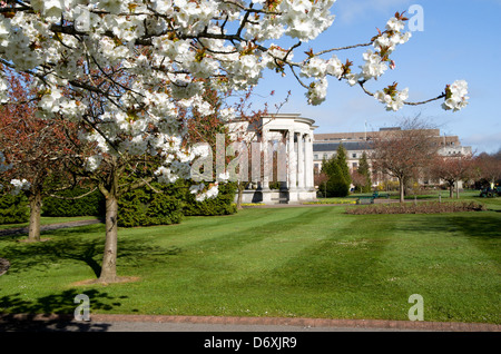 Monument commémoratif de la guerre des Malouines et War Memorial, Alexandra Gardens, Cathays Park, Cardiff, Pays de Galles. Banque D'Images