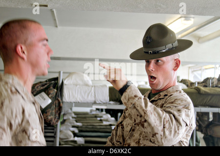 Un instructeur de forage de l'US Marine Corps crie à une aire marine de recruter au cours de l'amorçage au camp des recrues du Corps des Marines Depot 1 Novembre 2011 à San Diego, CA. Banque D'Images