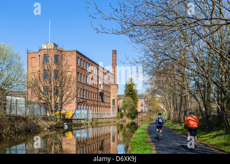 Les cyclistes sur les rives de la Leeds à Canal de Liverpool à la périphérie de Londres près de Oddy serrures, West Yorkshire, Royaume-Uni Banque D'Images