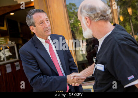 Ancien gouverneur de Caroline du Sud Mark Sanford accueille un supporter alors qu'il faisait campagne, le 24 avril 2013 à Charleston, Caroline du Sud. Banque D'Images