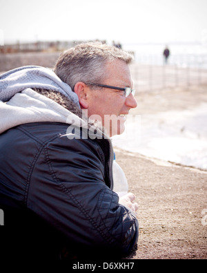 A middle aged man looking out to sea Banque D'Images