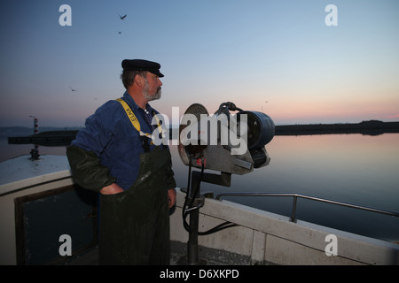 Obtenir Flensburg, Allemagne, des pêcheurs à temps partiel sur la façon dont les filets dans le Firth de Flensburg Banque D'Images