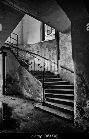 Escalier ancien dans le vieux bâtiment abandonné. Banque D'Images