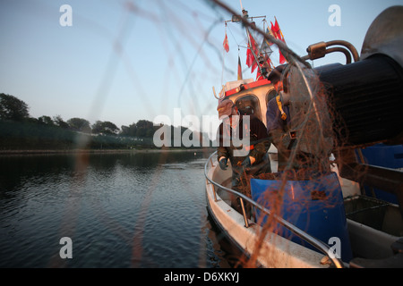 Flensburg, Allemagne, des pêcheurs à temps partiel faire tôt le matin dans les filets d'un firth Flensburg Banque D'Images