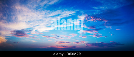 Panorama haute résolution d'un ciel de coucher du soleil
