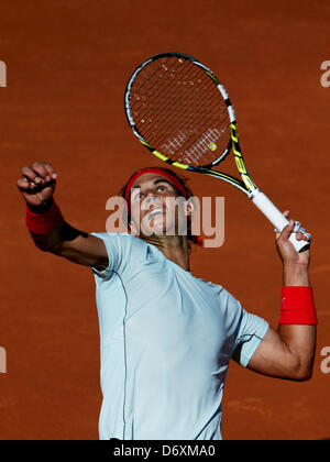 Barcelone, Espagne.24 avril 2013. L'Espagne de Rafael Nadal sert la balle à Carlos Berlocq de Argenita durant la troisième journée de l'ATP World Tour 500 Open de Barcelone Banc Sabadell 2013Crédit : Action Plus de Sports/Alamy Live News Banque D'Images