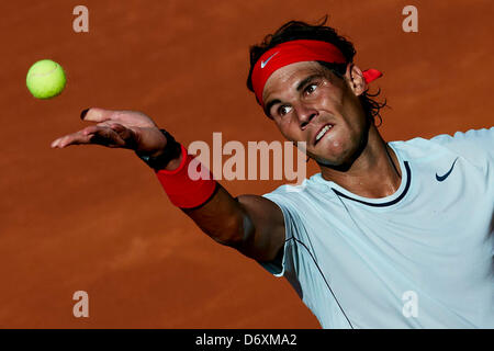 Barcelone, Espagne.24 avril 2013. L'Espagne de Rafael Nadal sert la balle à Carlos Berlocq de Argenita durant la troisième journée de l'ATP World Tour 500 Open de Barcelone Banc Sabadell 2013Crédit : Action Plus de Sports/Alamy Live News Banque D'Images