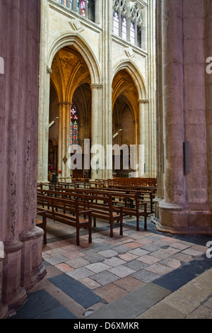 L'intérieur de la cathédrale Saint Gatien. Banque D'Images