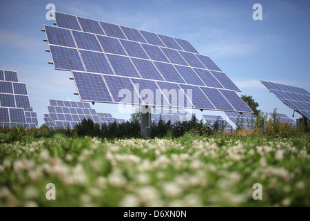 Nordhackstedt, Allemagne, ferme solaire composé de systèmes de suivi Banque D'Images