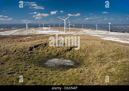 Fort de colline et éoliennes sur Big Collin, comté d'Antrim, en Irlande du Nord. Banque D'Images