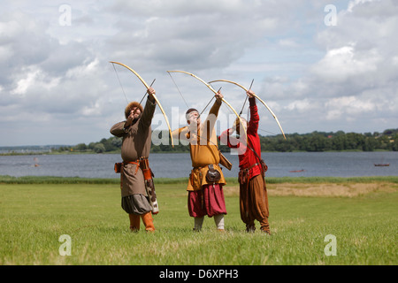 Busdorf, Allemagne, les visiteurs en vêtements Viking à l'occasion d'Rahseglertreffens Hedeby cours Banque D'Images