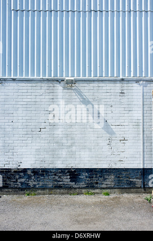 Revêtement d'amiante sur l'ancien bâtiment industriel Banque D'Images