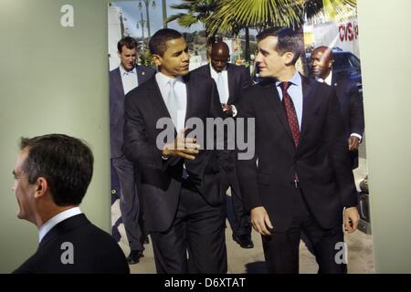 29 mars 2013 - Los Angeles, Californie, États-Unis - Candidat à la mairie et conseiller municipal Eric Garcetti, gauche, passe devant une affiche de Barack Obama avec Garcetti accroché au mur d'un bureau de campagne qu'il fait campagne pour le poste de maire de Los Angeles le vendredi 29 mars 2013 à Los Angeles, Californie. (Crédit Image : © Patrick Fallon/ZUMAPRESS.com) Banque D'Images