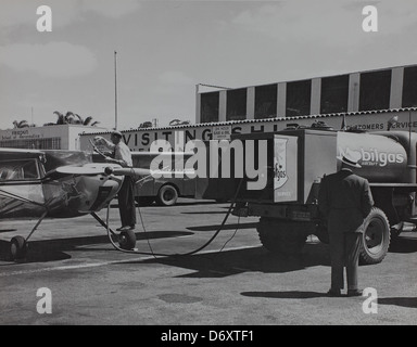 Remplissage du réservoir de gaz d'avion à Ninety-Nine 7e édition annuelle du air race Banque D'Images