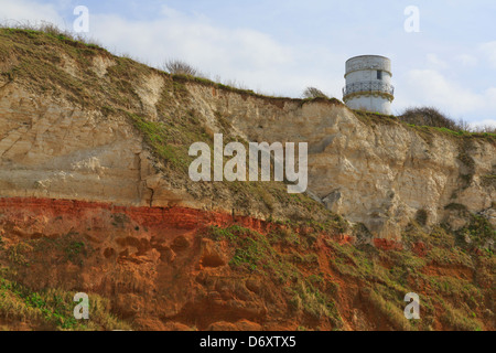 Le vieux phare sur le bord de rouge et blanc à rayures chalk cliffs, Hunstanton, Norfolk, Angleterre Banque D'Images