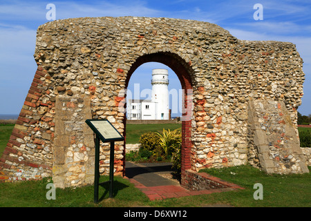 Le vieux phare vu à travers les vestiges de la Chapelle St Edmund's, Hunstanton, Norfolk, Angleterre Banque D'Images