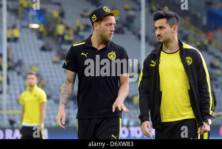 Dortmund's Julian Schieber (L) et Ilkay Guendogan sont vues avant la demi-finale de la Ligue des Champions de football match aller entre Borussia Dortmund et le Real Madrid au stade de BVB Dortmund à Dortmund, en Allemagne, le 24 avril 2013. Photo : Bernd Thissen/dpa Banque D'Images